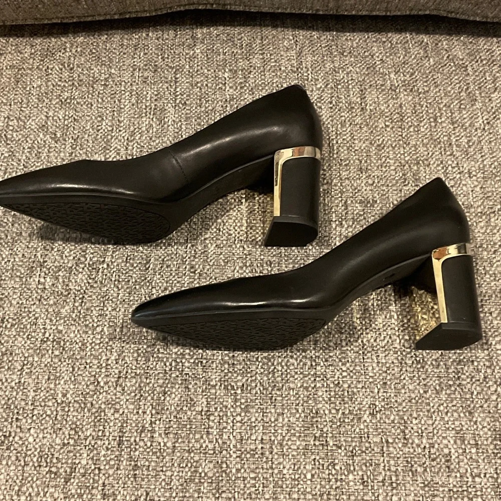 DKNY Women’s Black Leather Block Heels Size 7 Silver Logo on Heels - Picture 4 of 11